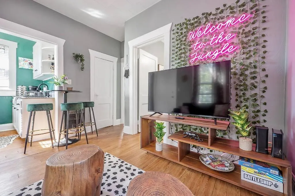 Apartment Jungle Themed Apt. Close To Coffee, Food + Shops! Tampa