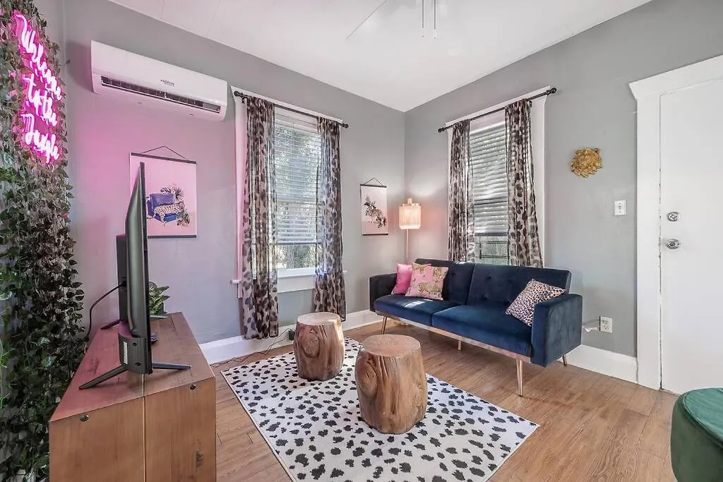Jungle Themed Apt. Close To Coffee, Food + Shops! Tampa
