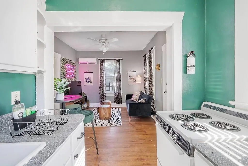 Apartment Jungle Themed Apt. Close To Coffee, Food + Shops! Tampa
