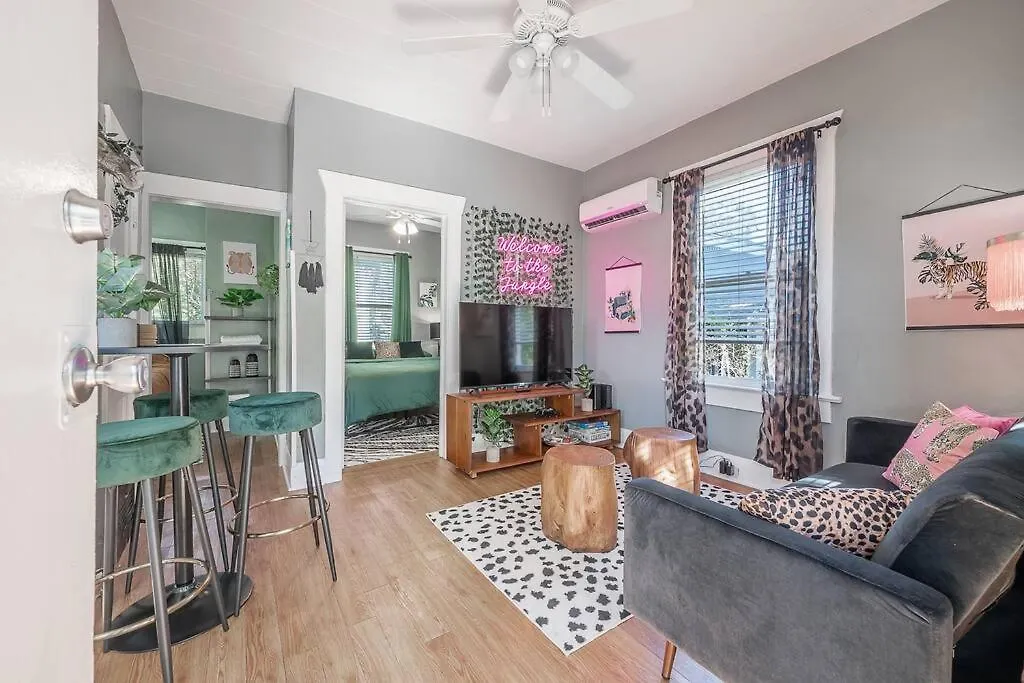 Jungle Themed Apt. Close To Coffee, Food + Shops! Tampa Apartment
